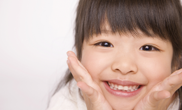 笑顔の歯並びが綺麗な子ども