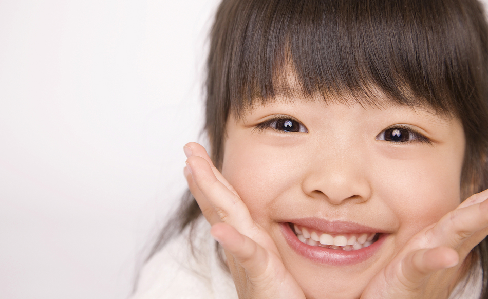 笑顔の歯並びが綺麗な子ども